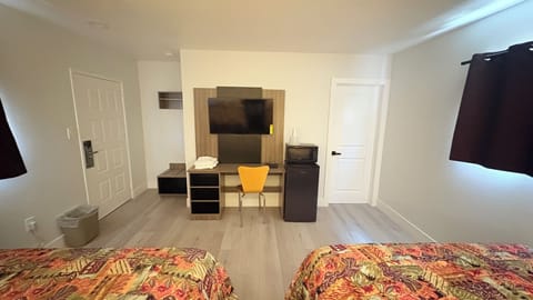 Queen Room | Laptop workspace, free WiFi, wheelchair access