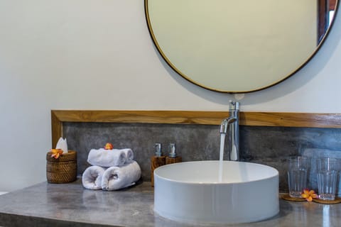 Deluxe Double or Twin Room, 1 Bedroom, Sea View | Bathroom | Shower, hair dryer, bathrobes, slippers