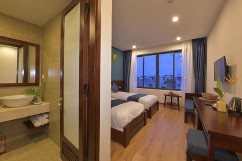 Deluxe Double or Twin Room, City View | In-room safe, desk, blackout drapes, soundproofing