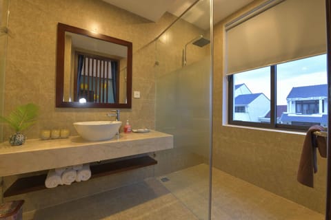 Deluxe Family Room | Bathroom | Shower, rainfall showerhead, hair dryer, bathrobes