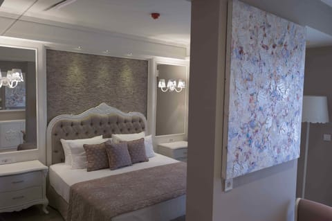 Deluxe Room, 1 Queen Bed, Terrace | Premium bedding, Select Comfort beds, individually decorated