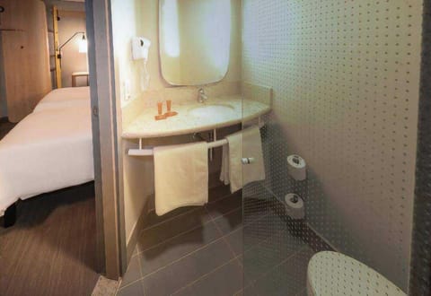 Standard Room, 2 Twin Beds | Bathroom | Shower, rainfall showerhead, eco-friendly toiletries, towels