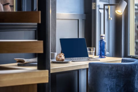 Signature Duplex (Thorbecke) | In-room safe, individually decorated, individually furnished, desk