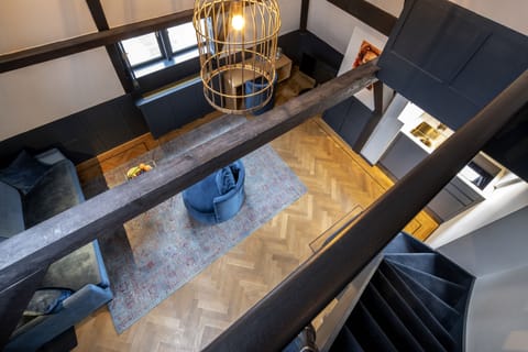 Signature Duplex (Burcht) | Living area | 40-inch Smart TV with digital channels