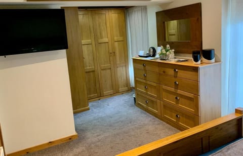 King size Deluxe room | Desk, blackout drapes, iron/ironing board, free WiFi