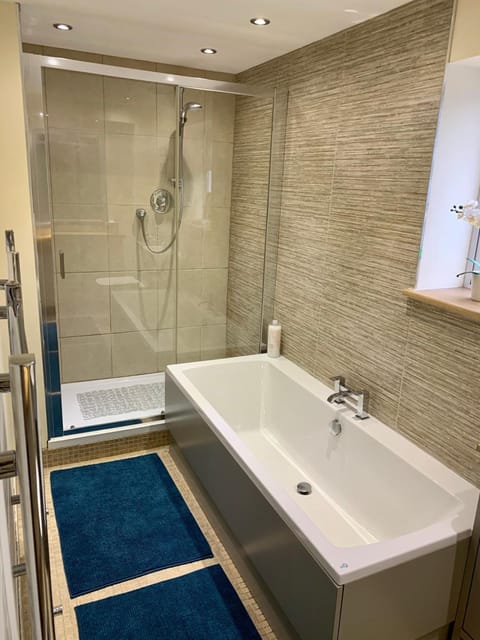 King size Deluxe room | Bathroom | Bathtub, towels