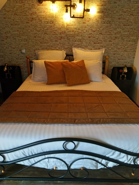 Comfort Room (Industrielle) | Premium bedding, memory foam beds, individually decorated