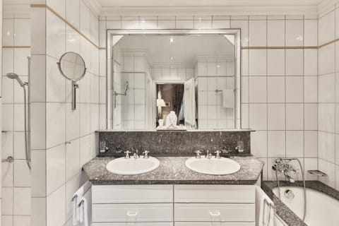 Deluxe Double Room | Bathroom | Separate tub and shower, hair dryer, bathrobes, slippers