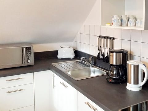 Apartment, 2 Bedrooms (Uni 3) | Private kitchen | Fridge, microwave, oven, stovetop