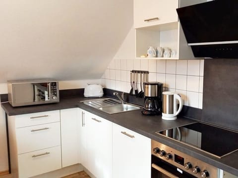 Apartment, 2 Bedrooms (Uni 3) | Private kitchen | Fridge, microwave, oven, stovetop