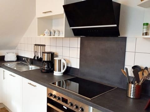 Apartment, 2 Bedrooms (Uni 3) | Private kitchen | Fridge, microwave, oven, stovetop