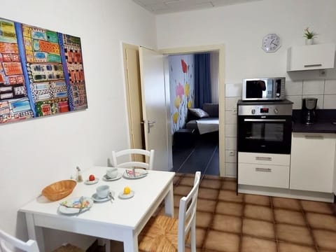 Apartment, 1 Bedroom (Uni 1) | Private kitchen | Fridge, microwave, oven, stovetop