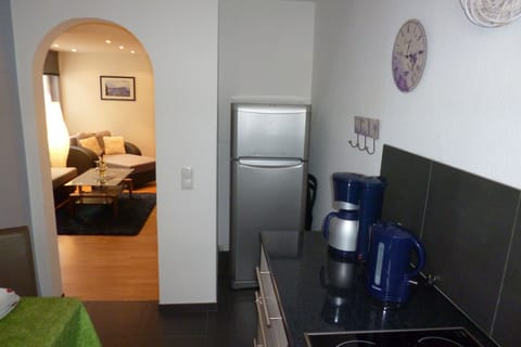 Apartment, 1 Bedroom (Uni 2) | Private kitchen | Fridge, microwave, oven, stovetop