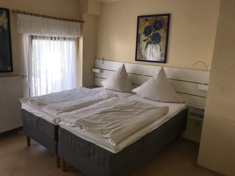 Double Room | Desk, free WiFi, bed sheets