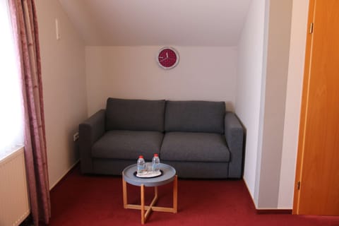 Double Room | Desk, free WiFi, bed sheets