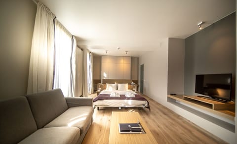 Suite | Minibar, in-room safe, desk, blackout drapes