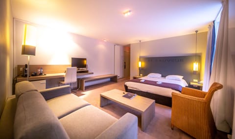 Junior Suite | Minibar, in-room safe, desk, blackout drapes