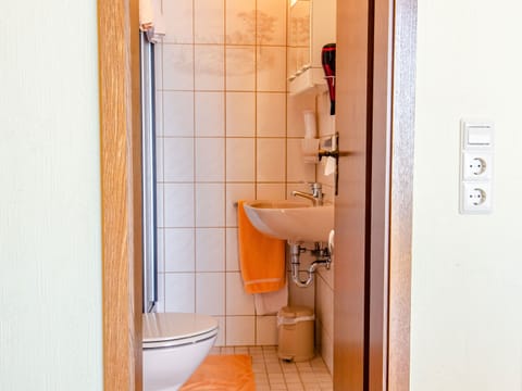 Double Room (Zimmer 6) | Bathroom | Shower, hair dryer, towels, toilet paper