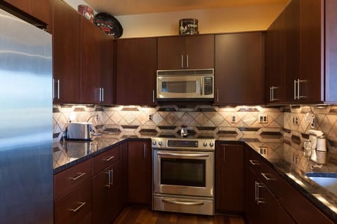 Townhome, 3 Bedrooms | Private kitchen | Fridge, oven, coffee/tea maker, toaster