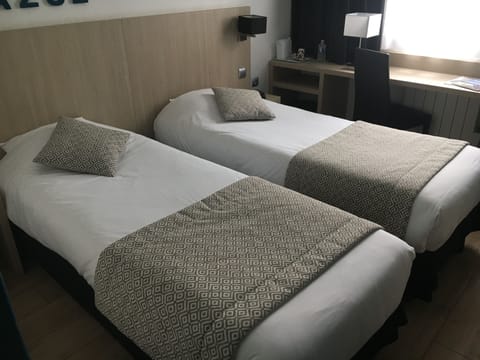 Twin Room | 1 bedroom, premium bedding, desk, blackout drapes