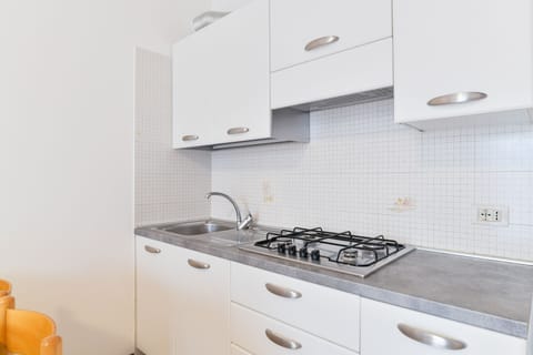 Standard Duplex, 1 Bedroom | Private kitchenette | Fridge, stovetop, cookware/dishes/utensils