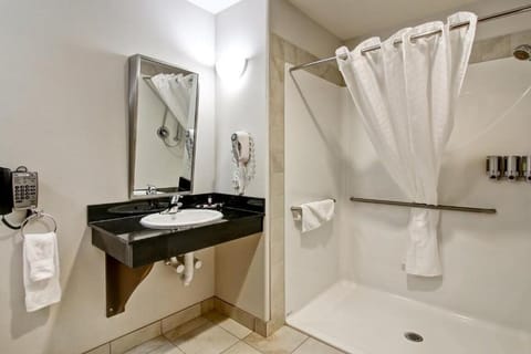 Combined shower/tub, hair dryer, towels