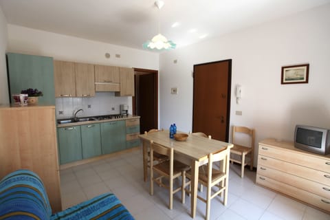 Apartment, 1 Bedroom | Private kitchen | Fridge, stovetop, cookware/dishes/utensils