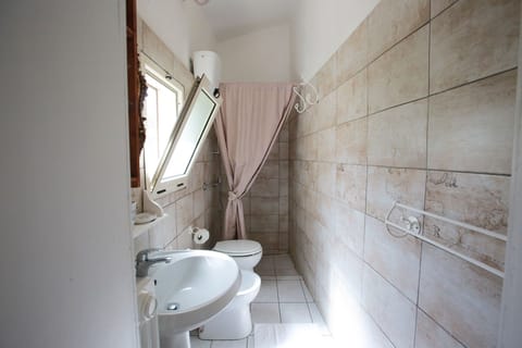 Suite, 2 Bedrooms | Bathroom | Shower, free toiletries, hair dryer, bidet