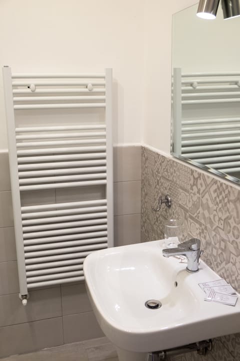 Triple Room | Bathroom | Shower, rainfall showerhead, free toiletries, hair dryer