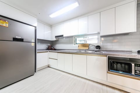 Penthouse, 3 Bedrooms, Non Smoking, City View | Private kitchenette | Fridge, microwave, coffee/tea maker, electric kettle