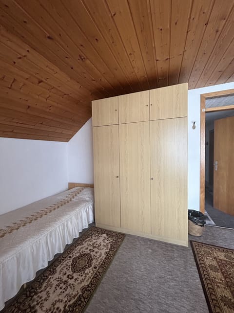 Standard Triple Room | Wardrobe