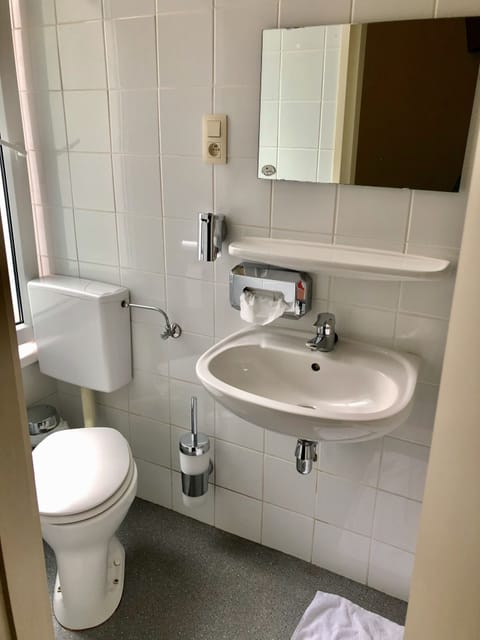 Single Room | Bathroom | Shower, hair dryer, towels, soap