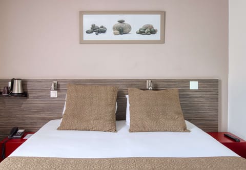 Standard Room, 1 Double Bed, Non Smoking | Select Comfort beds, desk, laptop workspace, iron/ironing board