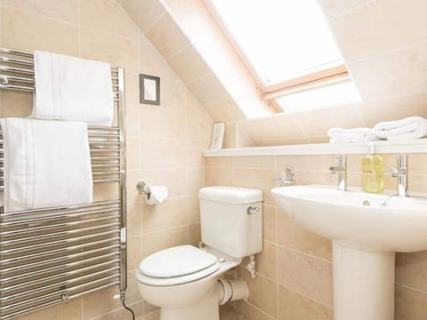 Double Room (10) | Bathroom | Free toiletries, hair dryer, towels, soap