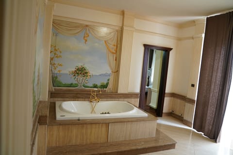 Luxury Room | Bathroom | Shower, rainfall showerhead, hair dryer, bidet