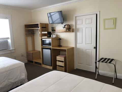 Standard Double Room | Iron/ironing board, free WiFi, bed sheets