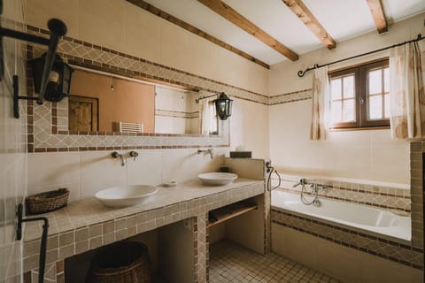 Deluxe Suite | Bathroom | Shower