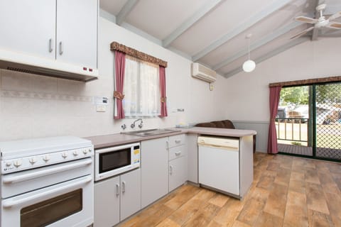 Med Cabin | Private kitchen | Full-size fridge, microwave, stovetop, electric kettle