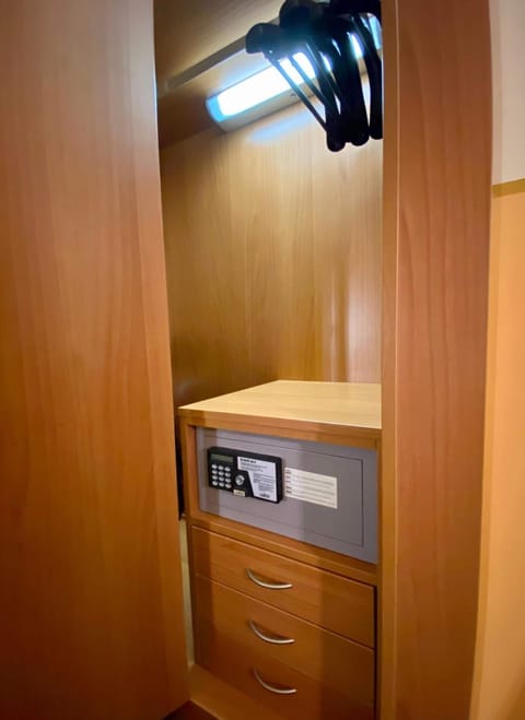 Economy Room, 1 Large Twin Bed | Hypo-allergenic bedding, minibar, in-room safe, desk