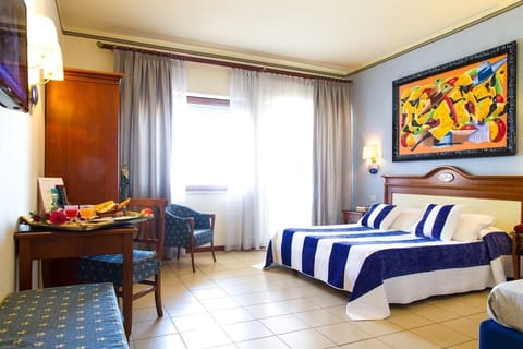 Triple Room, Sea View | Minibar, in-room safe, desk, soundproofing