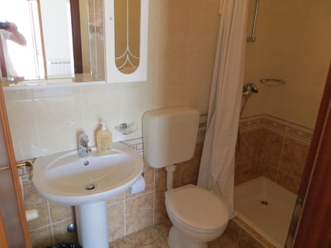 Double Room | Bathroom | Free toiletries, towels