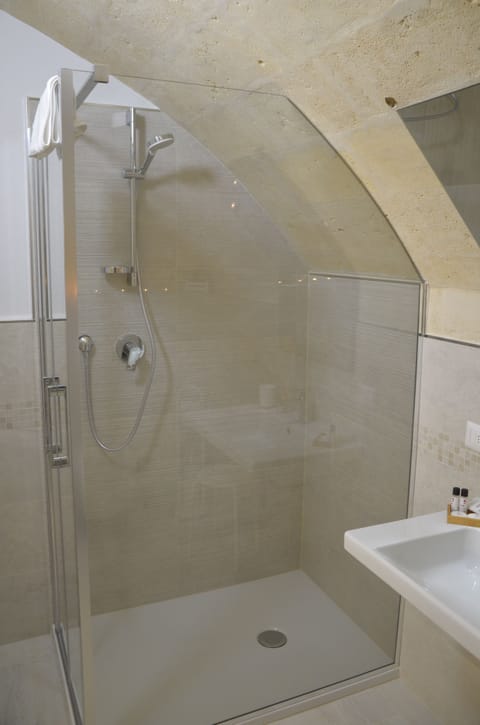 Deluxe Double or Twin Room, Tower (Caveoso) | Bathroom | Shower, hair dryer, slippers, bidet