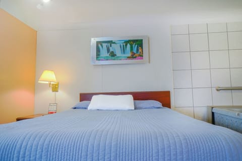 Room, 1 Queen Bed, Jetted Tub | Pillowtop beds, iron/ironing board, free WiFi, bed sheets