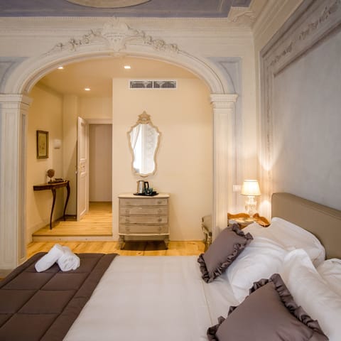 Deluxe Room | 1 bedroom, premium bedding, down comforters, in-room safe