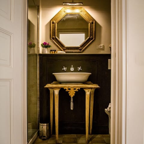 Luxury Room | Bathroom | Shower, free toiletries, hair dryer, bidet