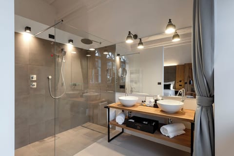 Comfort Double Room | Bathroom | Shower, bathrobes, slippers, bidet