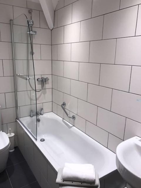 Classic Double or Twin Room | Bathroom | Combined shower/tub, free toiletries, hair dryer, towels