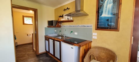 Ocean Reef Cottage | Private kitchen | Microwave, stovetop, coffee/tea maker, electric kettle