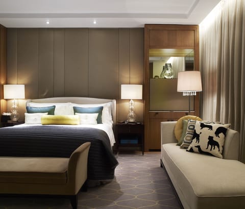 Executive Room, 1 King Bed | Premium bedding, memory foam beds, minibar, in-room safe