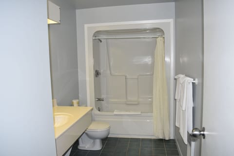 Suite, 1 Bedroom | Bathroom | Combined shower/tub, free toiletries, hair dryer, towels